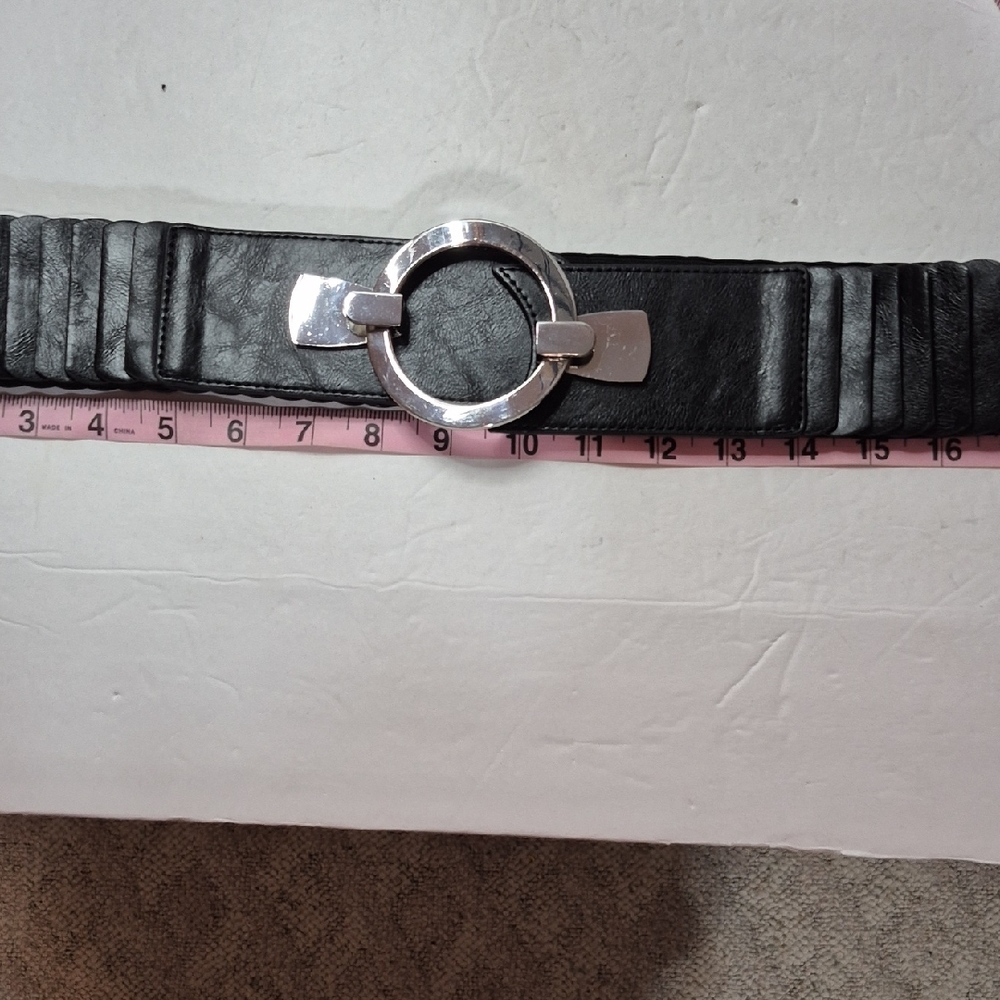 Chicos Vegan Leather Accordian Pleat Belt With Chrome Circular Ring and Buckle.